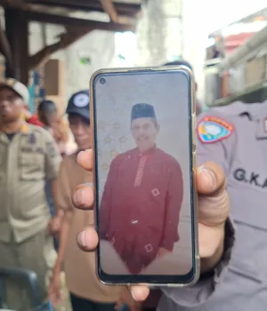 Kota Bekasi - Petugas menunjukan tampang Murtan, terduga pelaku pelecehan seksual berkedok air doa sekaligus pemilik tempat praktik spiritual Saung Dzikir Al-Zikra.