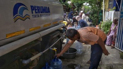 Kabupaten Bekasi - Warga mengantre mendapatkan air bersih dari mobil tangki Perumda Tirta Bhagasasi imbas kerusakan pipa distribusi. Foto: Ist