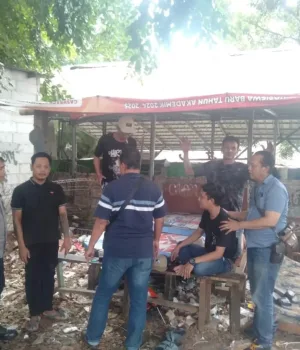 Kota Bekasi - Pak Ogah digelandang tim gabungan dalam Operasi Berantas Jaya 2025