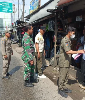 Kabupaten Bekasi - Petugas gabungan memberikan surat peringatan kepada penghuni bangunan liar di Jalan Baru Kompas, Desa Tambun, Kecamatan Tambun Selatan.