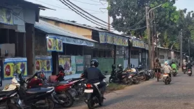 Kota Bekasi - Bangunan Liar di samping Unisma Bekasi.