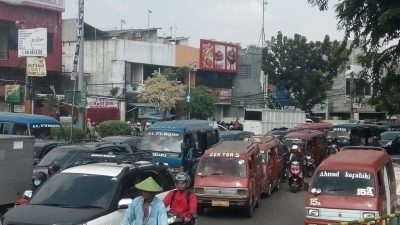 Kota Bekasi - Kemacetan di Ir. H Juanda (Stasiun Bekasi) imbas banyaknya angkutan kota (Angkot) yang mengetem di bahu jalan. Foto: Gobekasi.id