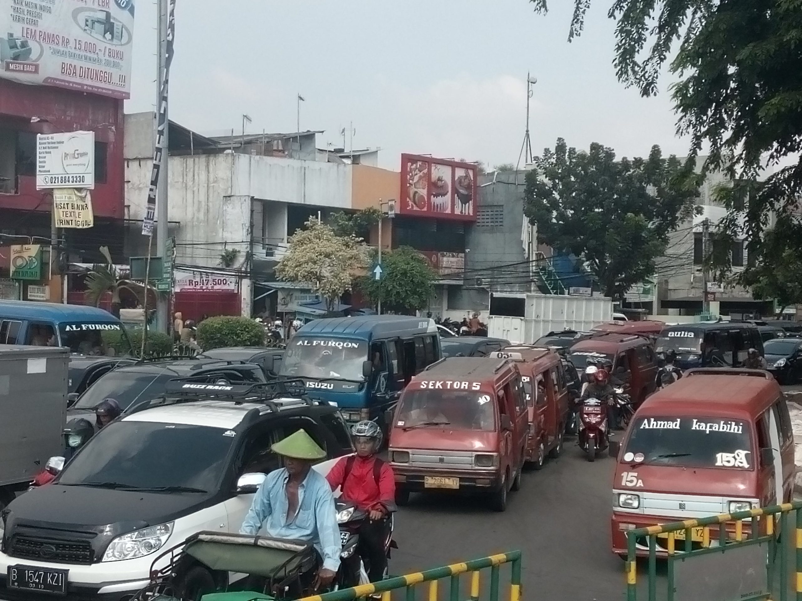 Kota Bekasi - Kemacetan di Ir. H Juanda (Stasiun Bekasi) imbas banyaknya angkutan kota (Angkot) yang mengetem di bahu jalan. Foto: Gobekasi.id