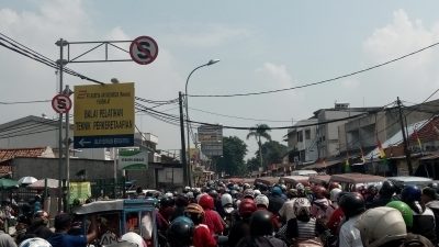 Kota Bekasi - Kemacetan di Jalan Perjuangan (Stasiun Bekasi) imbas banyaknya angkutan kota (Angkot) yang mengetem di bahu jalan. Foto: Gobekasi.id