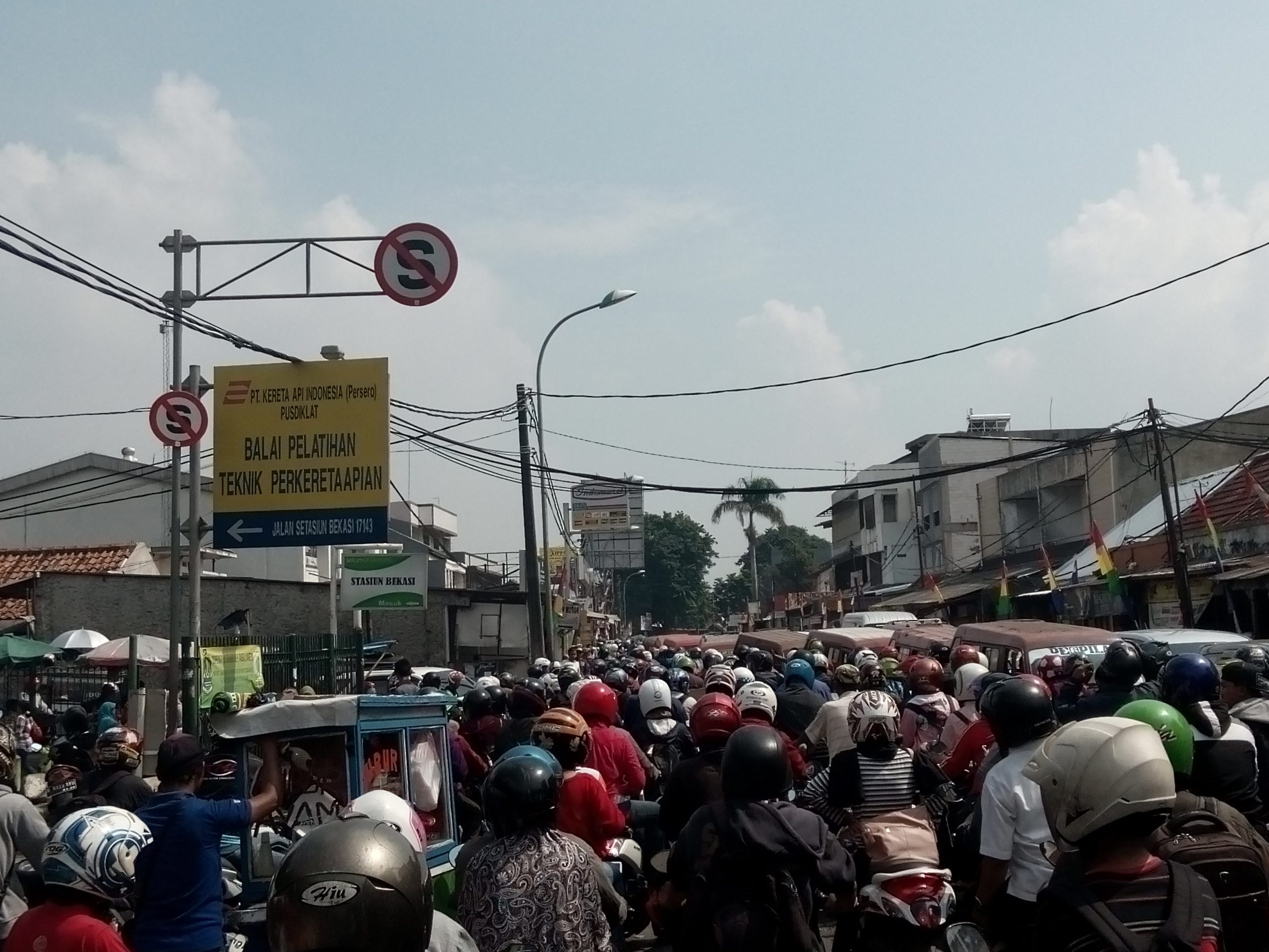 Kota Bekasi - Kemacetan di Jalan Perjuangan (Stasiun Bekasi) imbas banyaknya angkutan kota (Angkot) yang mengetem di bahu jalan. Foto: Gobekasi.id