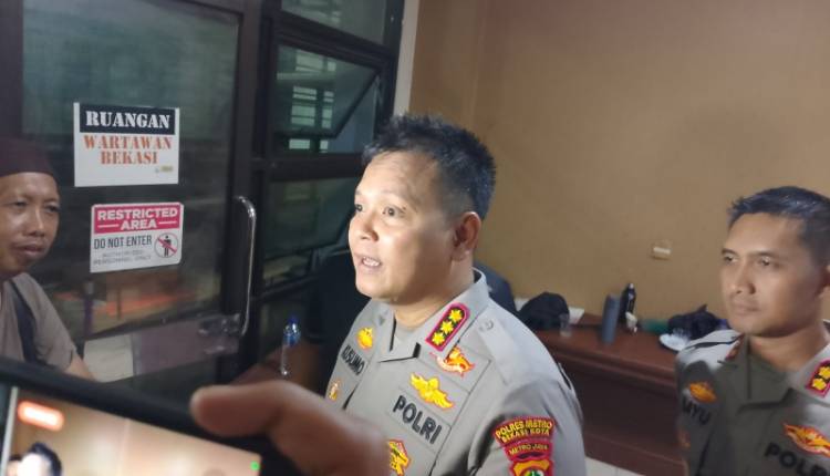 Kota Bekasi - Kapolres Metro Bekasi Kota, Kombes Pol Kusumo Wahyu Bintoro, didampingi Wakapolres AKBP Bayu Pratama Gubunagi dan Kasat Reskrim Kompol Binsar Hatorangan Sianturi.