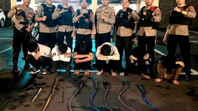 Tim Patroli Perintis Polres Metro Bekasi Kota menggelandang enam remaja yang hendak tawuran via media sosial. Foto: Ist