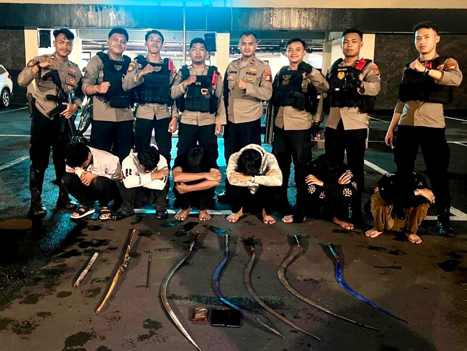 Tim Patroli Perintis Polres Metro Bekasi Kota menggelandang enam remaja yang hendak tawuran via media sosial. Foto: Ist