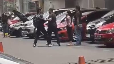 Tangkapan layar video sekelompok DC mengintimidasi seorang mahasiswa untuk penarikan secara paksa kendaraan Pajero di Transmart Juanda Bekasi Timur