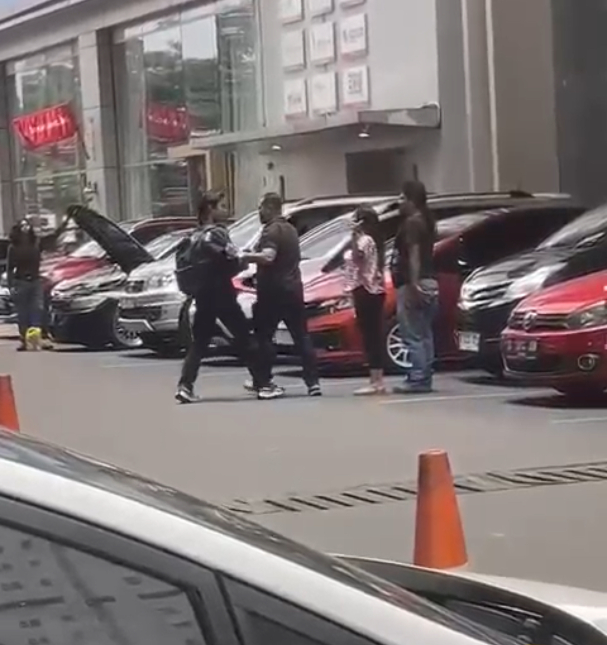 Tangkapan layar video sekelompok DC mengintimidasi seorang mahasiswa untuk penarikan secara paksa kendaraan Pajero di Transmart Juanda Bekasi Timur
