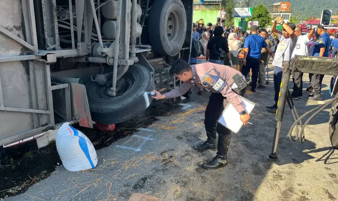 Bus ALS alami laka lantas terbalik dekat Terminal Busur Padangpanjang, Selasa (6/5/2025) sekitar pukul 08.15 WIB. Foto: SATLANTAS POLRES PADANGPANJANG/PADEK.JAWAPOS.COM