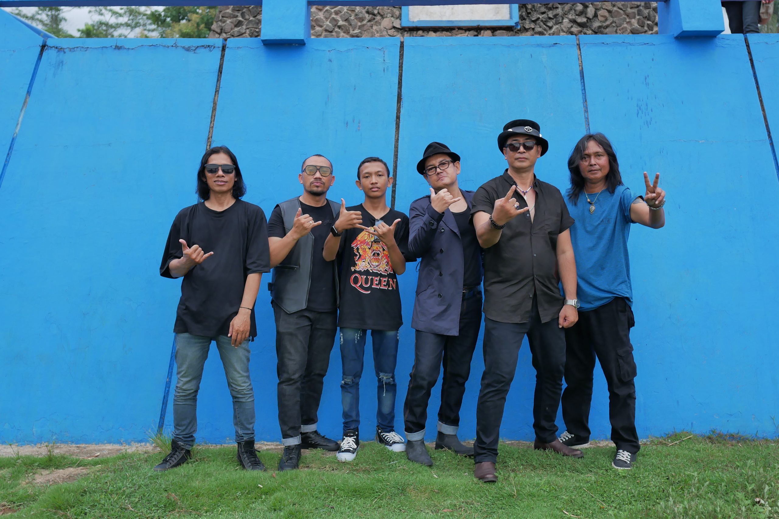 Bekasi - Uncles Band yang digawangi oleh Kristianto (gitar, dosen), Hoyen (vokal), Rakha Dewa (keyboard, siswa SMP), Fandi (drum) dan Heru (bass).