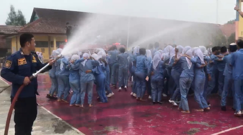 Perayaan Kelulusan Sekolah Bareng Damkar