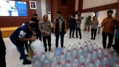 Kabupaten Bekasi - Polres Metro Bekasi membongkar kasus pemalsuan air galon le minerale yang diganti menjadi air tanah.
