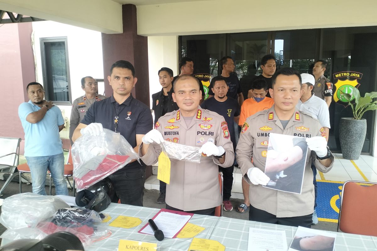 Kabupaten Bekasi - Polres Metro Bekasi menggelar konferensi pers penusukan petugas kebersihan