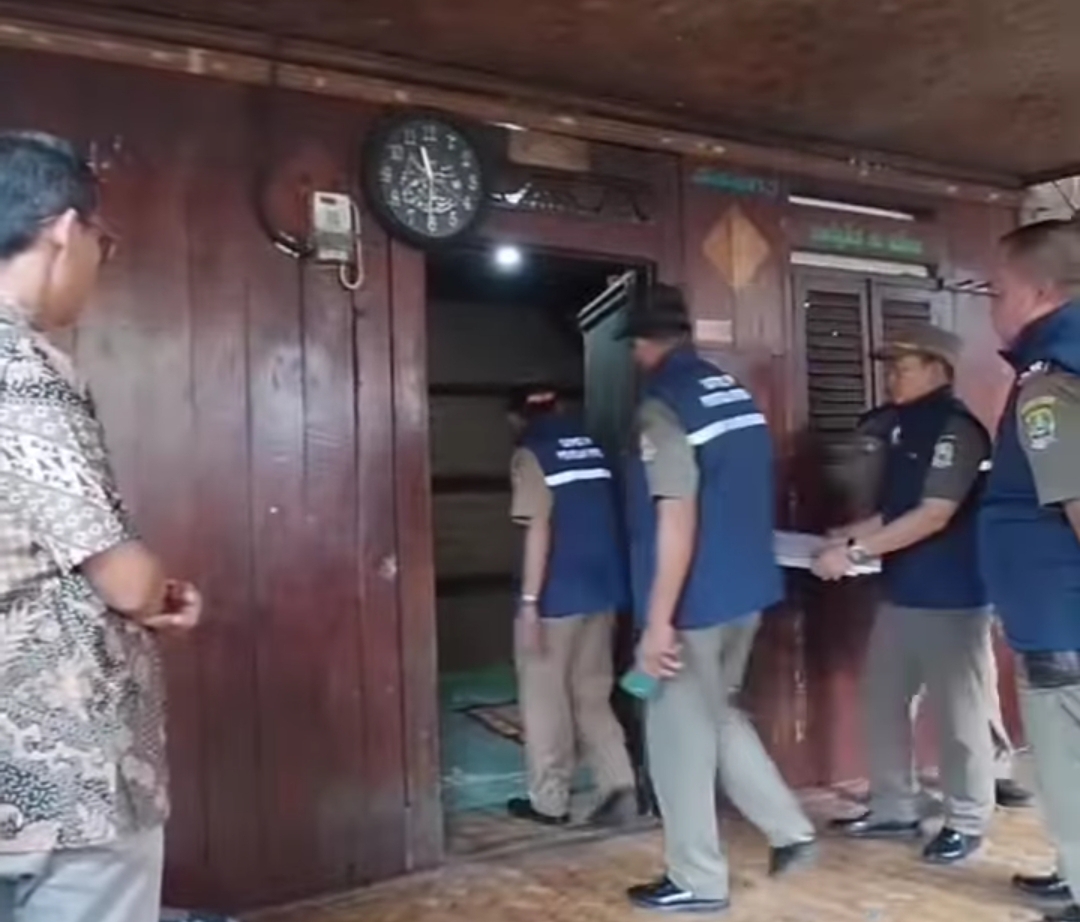 Kota Bekasi - Lokasi Pendopo Pengobatan Spriritual di Pondok Melati, Kota Bekasi, disegel dan ditutup oleh Satpol PP Kota Bekasi karena diduga menjadi praktik dugaan pencabulan oleh oknum pemuka agama. Foto: Ist