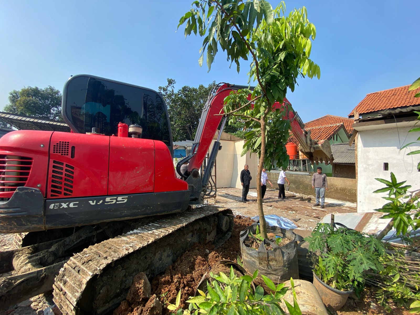 Alat berat ekskavator merobohkan sejumlah bangunan liar yang ada di Pekayon Jaya, Kecamatan Bekasi Selatan, Rabu (30/4/2025).