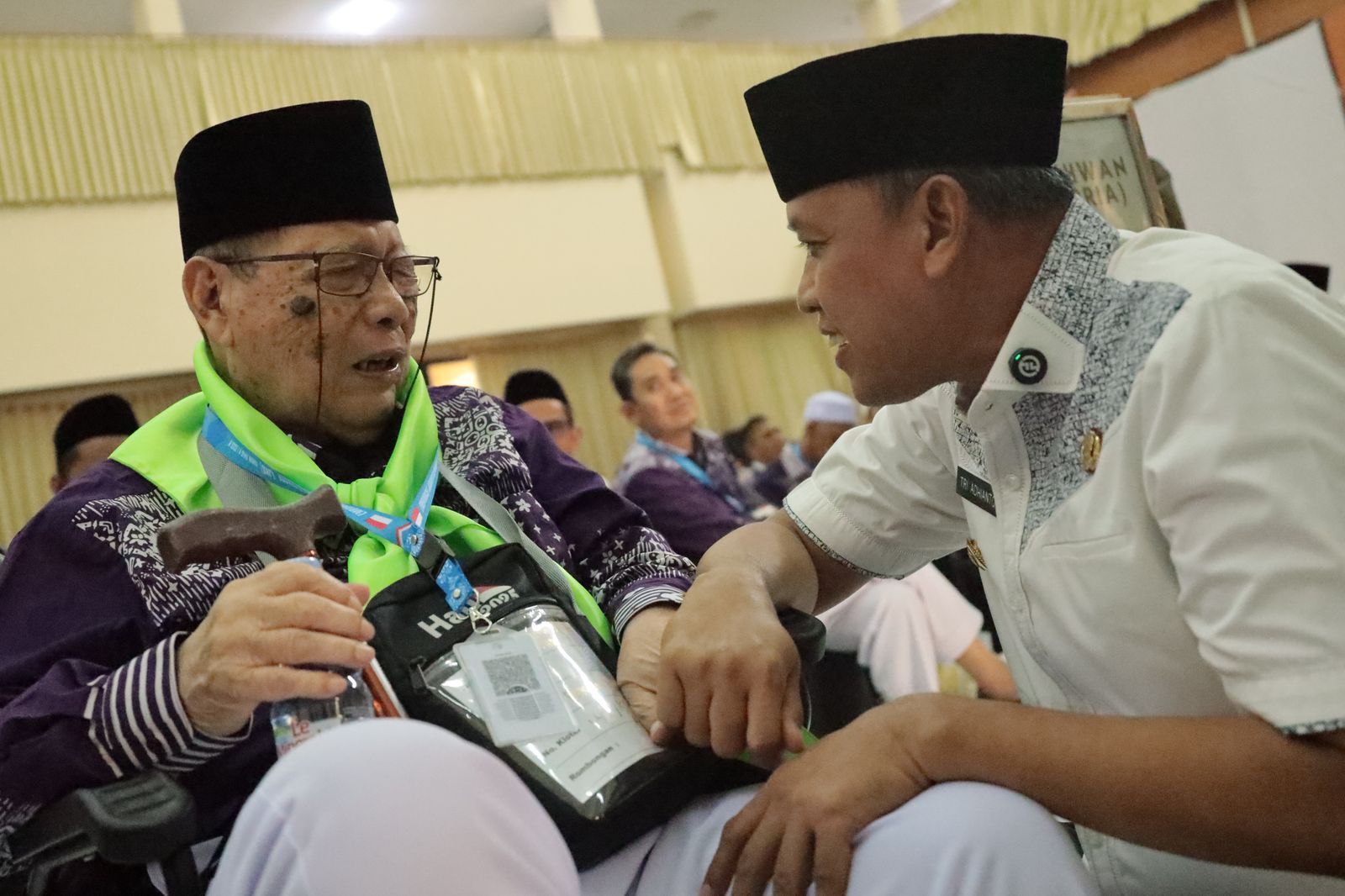 Wali Kota Bekasi Tri Adhianto berdialog dengan salah satu calon jemaah haji. Foto: Ist