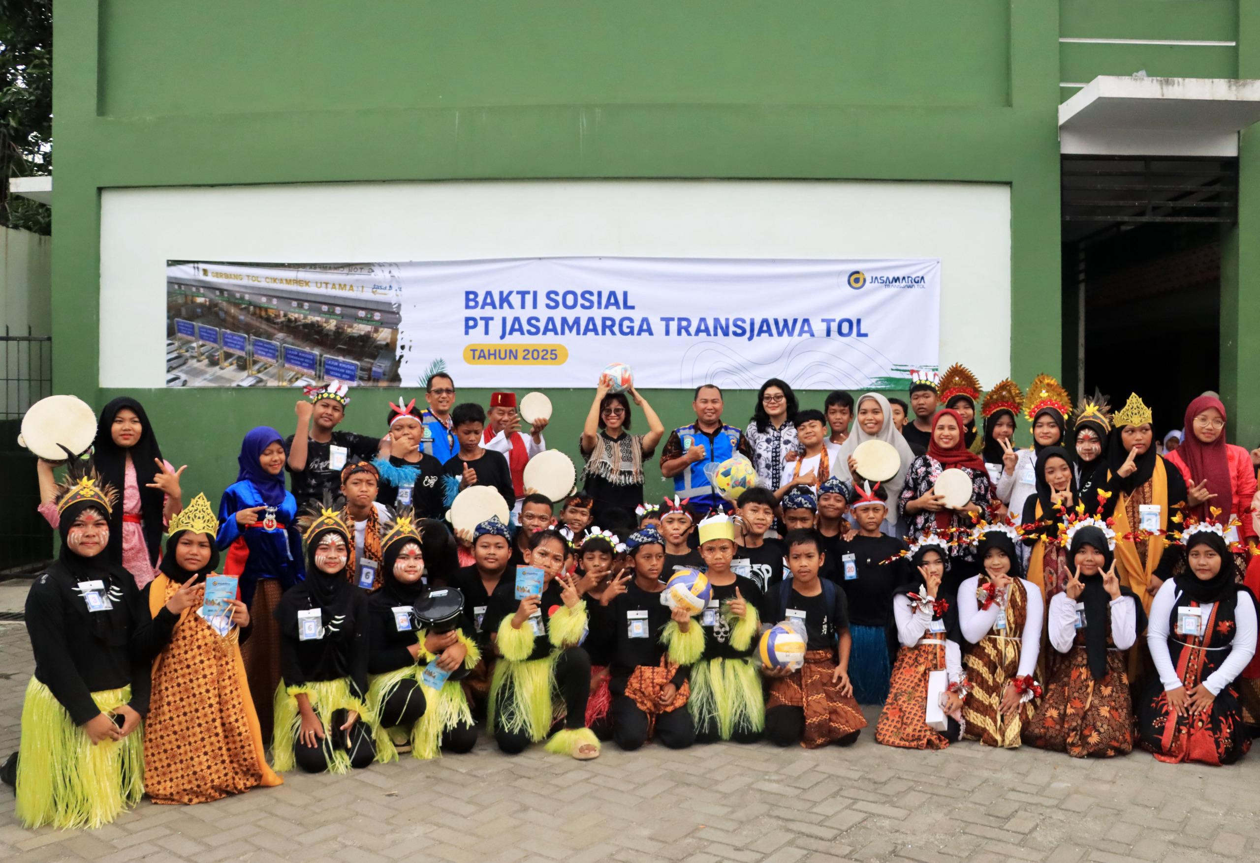 Dalam rangka memperingati Hari Pendidikan Nasional (Hardiknas) 2025, PT Jasamarga Transjawa Tol (JTT) menyalurkan bantuan sarana pendidikan untuk SDN III Pekayon Jaya, Kota Bekasi.