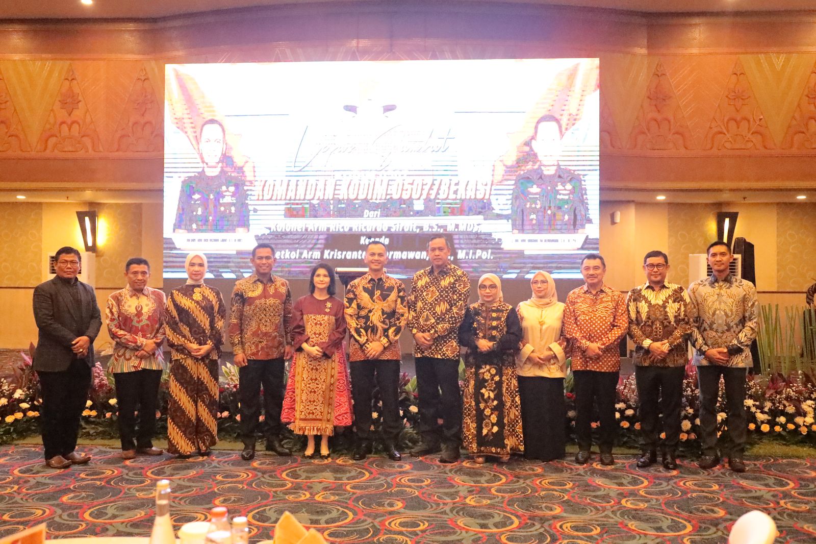 Wali Kota Bekasi Tri Adhianto bersama Wakil Wali Kota Harris Bobihoe menghadiri acara Lepas Sambut Komandan Kodim 0507/Bekasi yang digelar di Hotel Horison, Sabtu malam (3/5/2025).