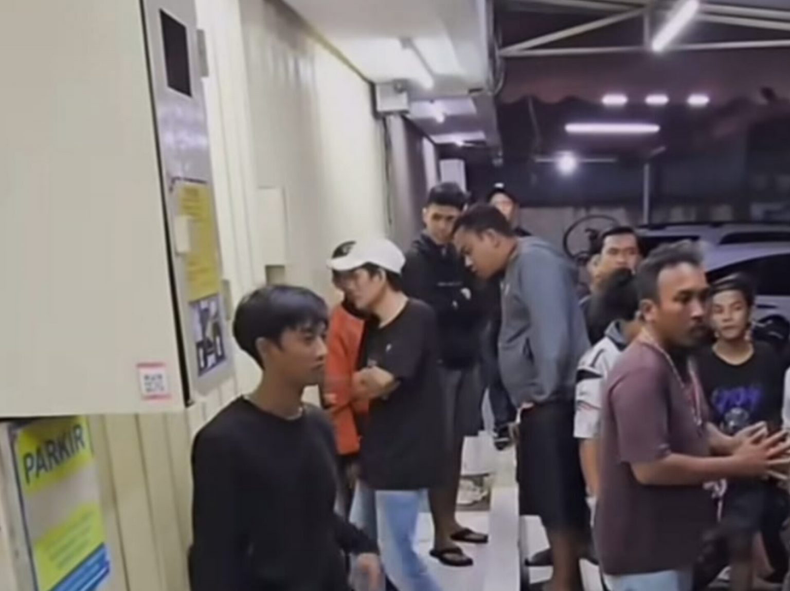 Warga mengepung pria tanpa identitas yang tidur dalam minimarket.