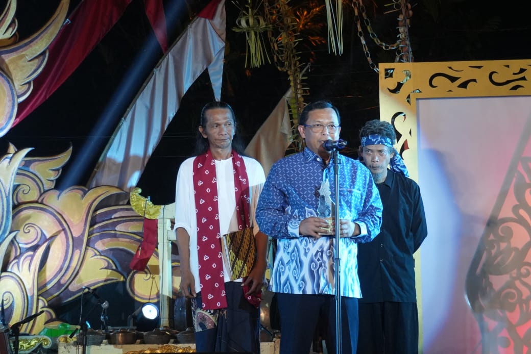 Anggota DPR RI Herman Khaeron menerima penghargaan dedikasi budaya dari Sanggar Seni Sekar Pandan dalam sebuah acara yang sarat nuansa kearifan lokal.