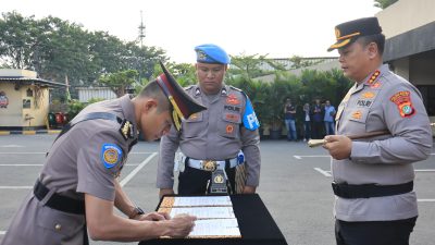Kapolres Metro Bekasi Kota, Kombes Pol Kusumo Wahyu Bintoro, memimpin upacara serah terima jabatan (sertijab) Wakapolres dari pejabat lama Kombes Pol Dhany Aryanda kepada pejabat baru AKBP Bayu Pratama Gubunagi, pada Senin (5/5/2025).