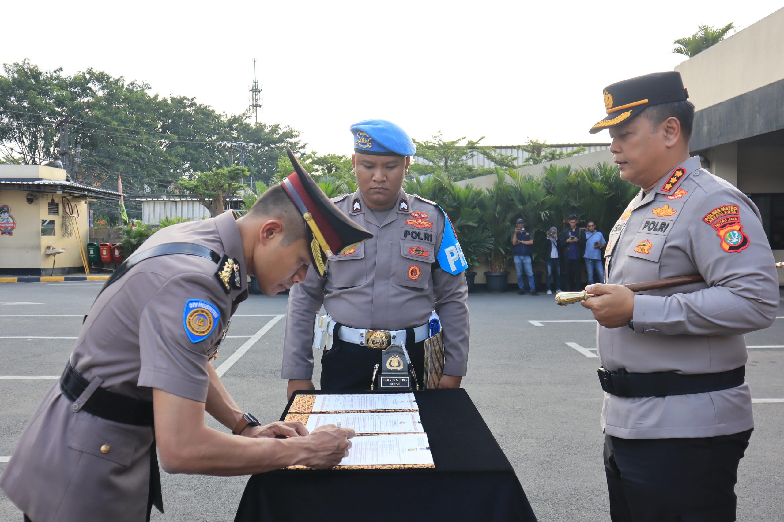 Kapolres Metro Bekasi Kota, Kombes Pol Kusumo Wahyu Bintoro, memimpin upacara serah terima jabatan (sertijab) Wakapolres dari pejabat lama Kombes Pol Dhany Aryanda kepada pejabat baru AKBP Bayu Pratama Gubunagi, pada Senin (5/5/2025).