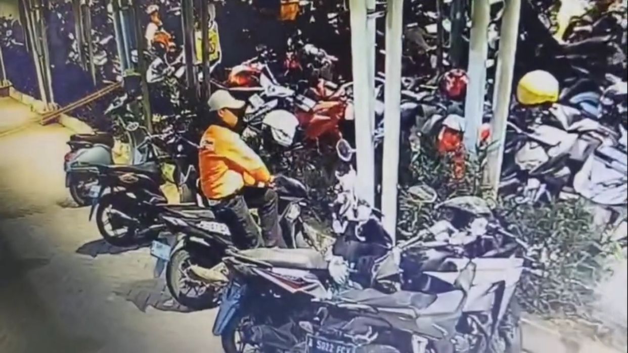 Aksi pencurian sepeda motor di halaman parkir Mal Living World Grand Wisata