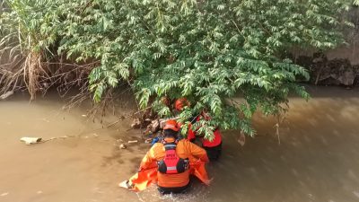 BPBD Kota Bekasi saat melakukan evakuasi jasad bayi di Kali Cakung.