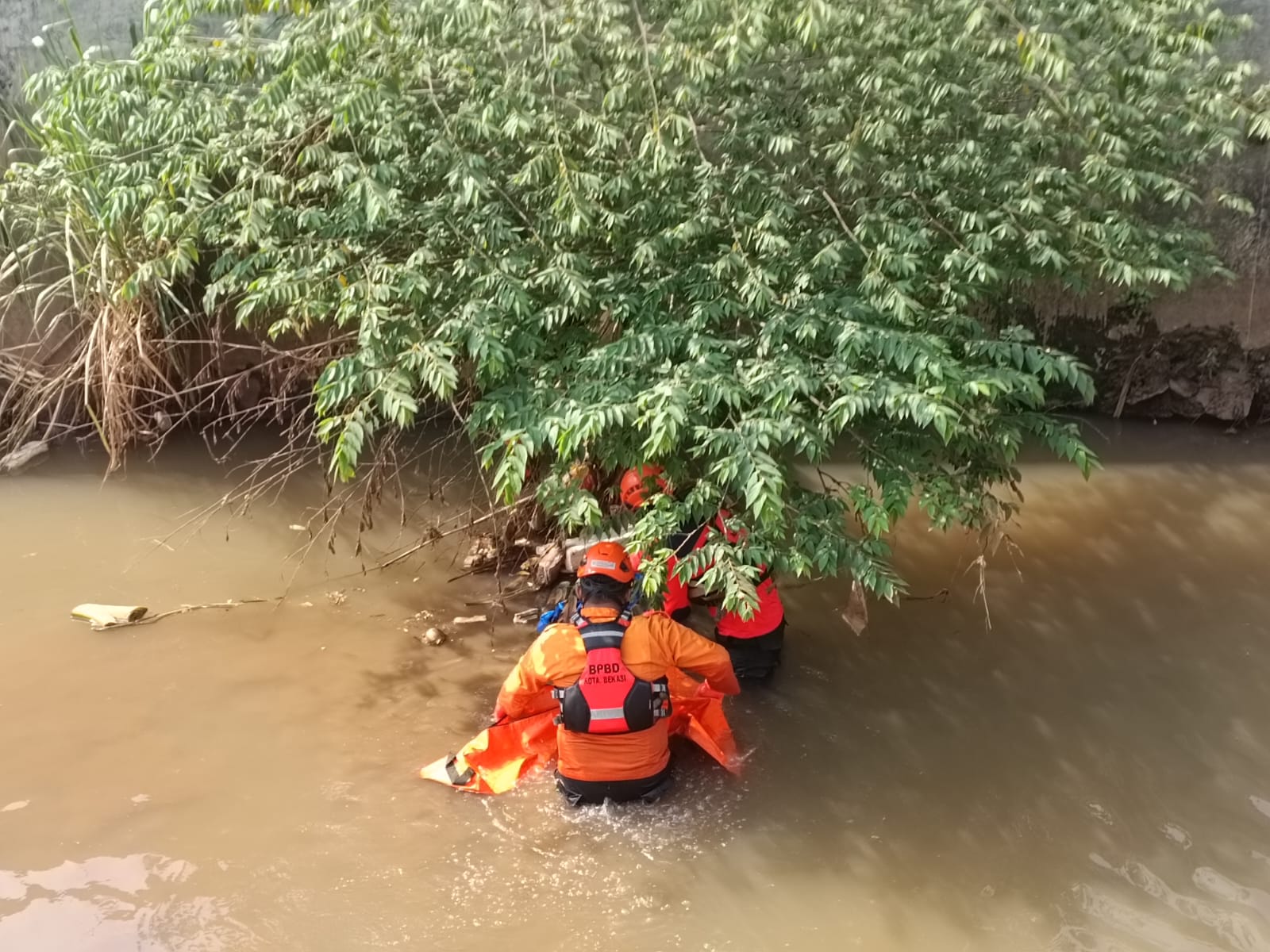 BPBD Kota Bekasi saat melakukan evakuasi jasad bayi di Kali Cakung.