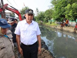 Kurangi Dampak Banjir, Wali Kota Bekasi Tinjau Langsung Normalisasi Kali di Duren Jaya