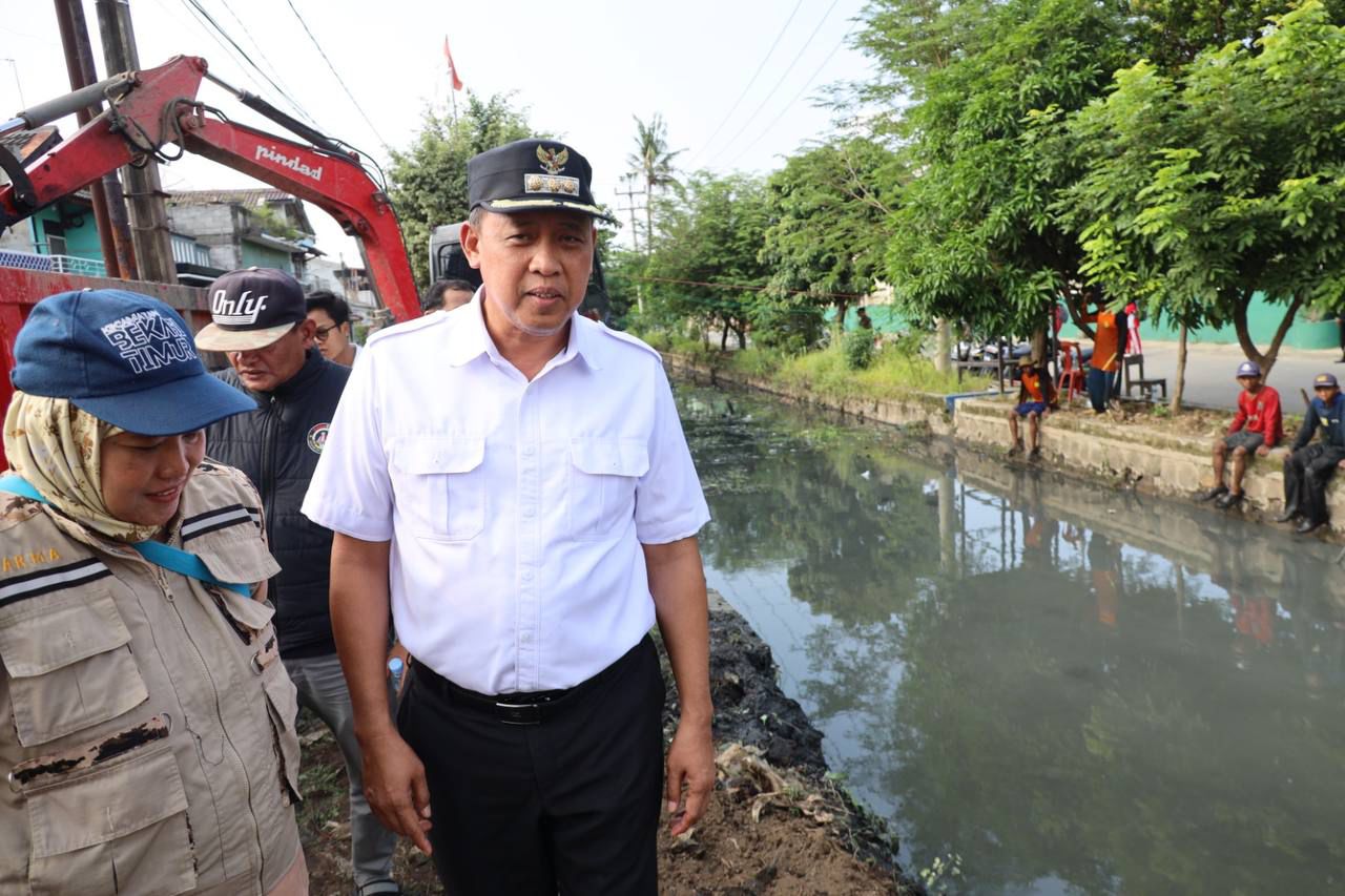 Wali Kota Bekasi Tri Adhianto meninjau langsung proses normalisasi kali di wilayah RW 09, 10, 11, dan 12 Perumahan Duren Jaya, Kecamatan Bekasi Timur, Selasa (6/5/2025).