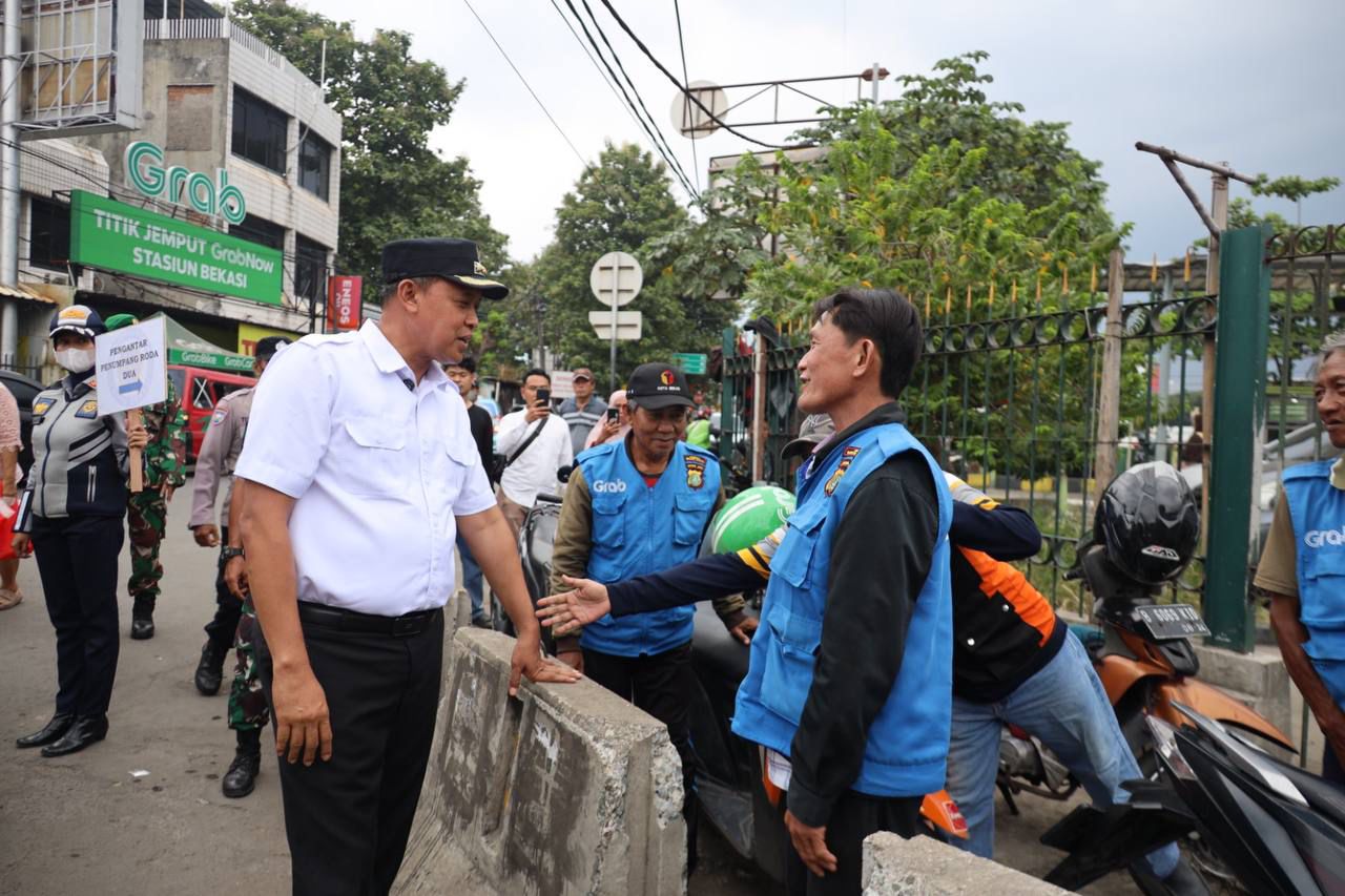 Wali Kota Bekasi Tri Adhianto meninjau area Stasiun yang kerap semraut oleh angkot, PKL hingga Ojol.