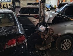 Mengantuk, Pengemudi Kijang Tabrak Tiga Mobil Parkir di Depan Perumahan Wisma Asri