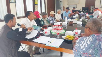 Dinas Lingkungan Hidup Kota Bekasi bersama warga membahas program kampung Iklim.