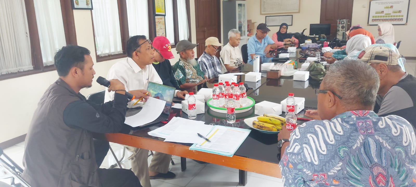 Dinas Lingkungan Hidup Kota Bekasi bersama warga membahas program kampung Iklim.
