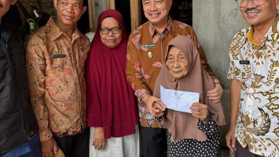 Senyum bahagia terpancar di wajah Suratinah, ibu asuh dari Wakil Wali Kota Bekasi Abdul Harris Bobihoe, saat menerima kunjungan kasih sayang dari orang nomor dua di Kota Bekasi tersebut.