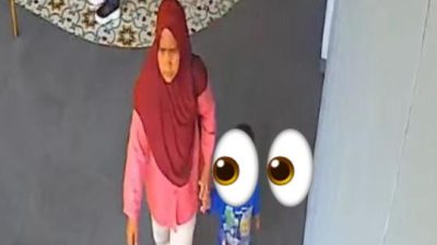 Seorang ibu menggandeng anaknya keluar pasca merampas ponsel yang dipegang anak kecil di Playground Resto Mamagaio Grand Wisata, Kamis (8/5/2025).