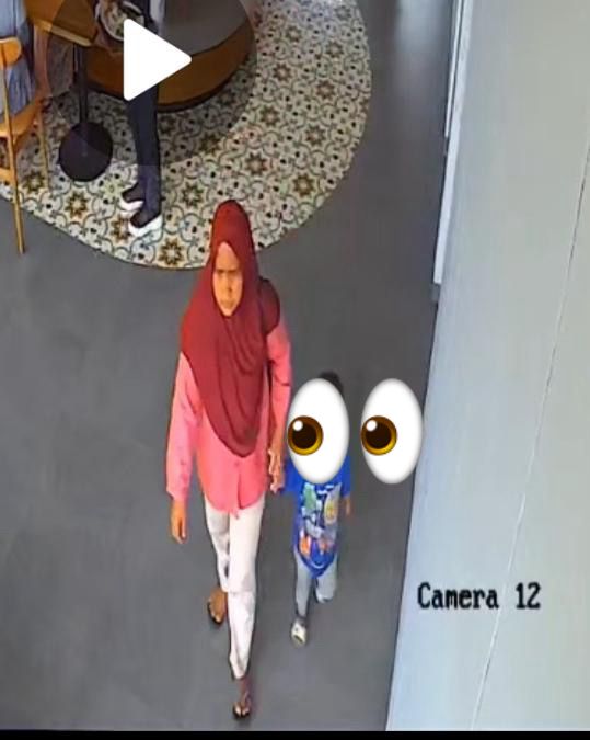 Seorang ibu menggandeng anaknya keluar pasca merampas ponsel yang dipegang anak kecil di Playground Resto Mamagaio Grand Wisata, Kamis (8/5/2025).