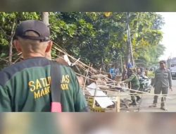 Satpol PP Kota Bekasi Bongkar Bangunan Liar di Jalan Rawatembaga