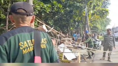 Satpol PP Kota Bekasi Bongkar Bangunan Liar di Jalan Rawatembaga, Kelurahan Margajaya, Kecamatan Bekasi Selatan, Jumat (9/5/2025).