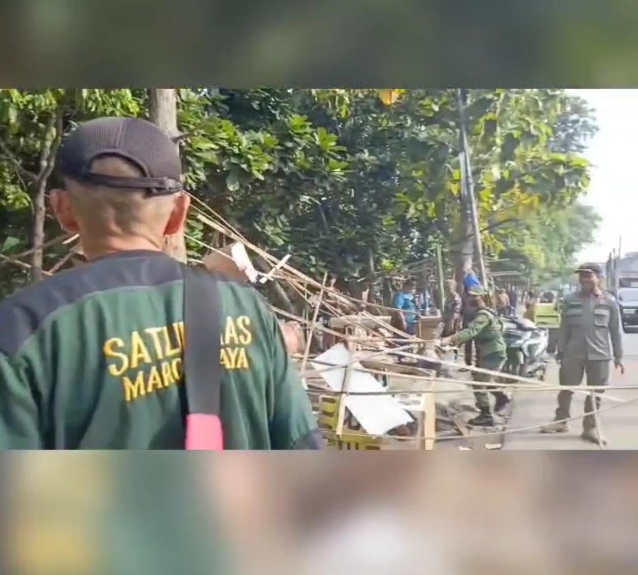Satpol PP Kota Bekasi Bongkar Bangunan Liar di Jalan Rawatembaga, Kelurahan Margajaya, Kecamatan Bekasi Selatan, Jumat (9/5/2025).