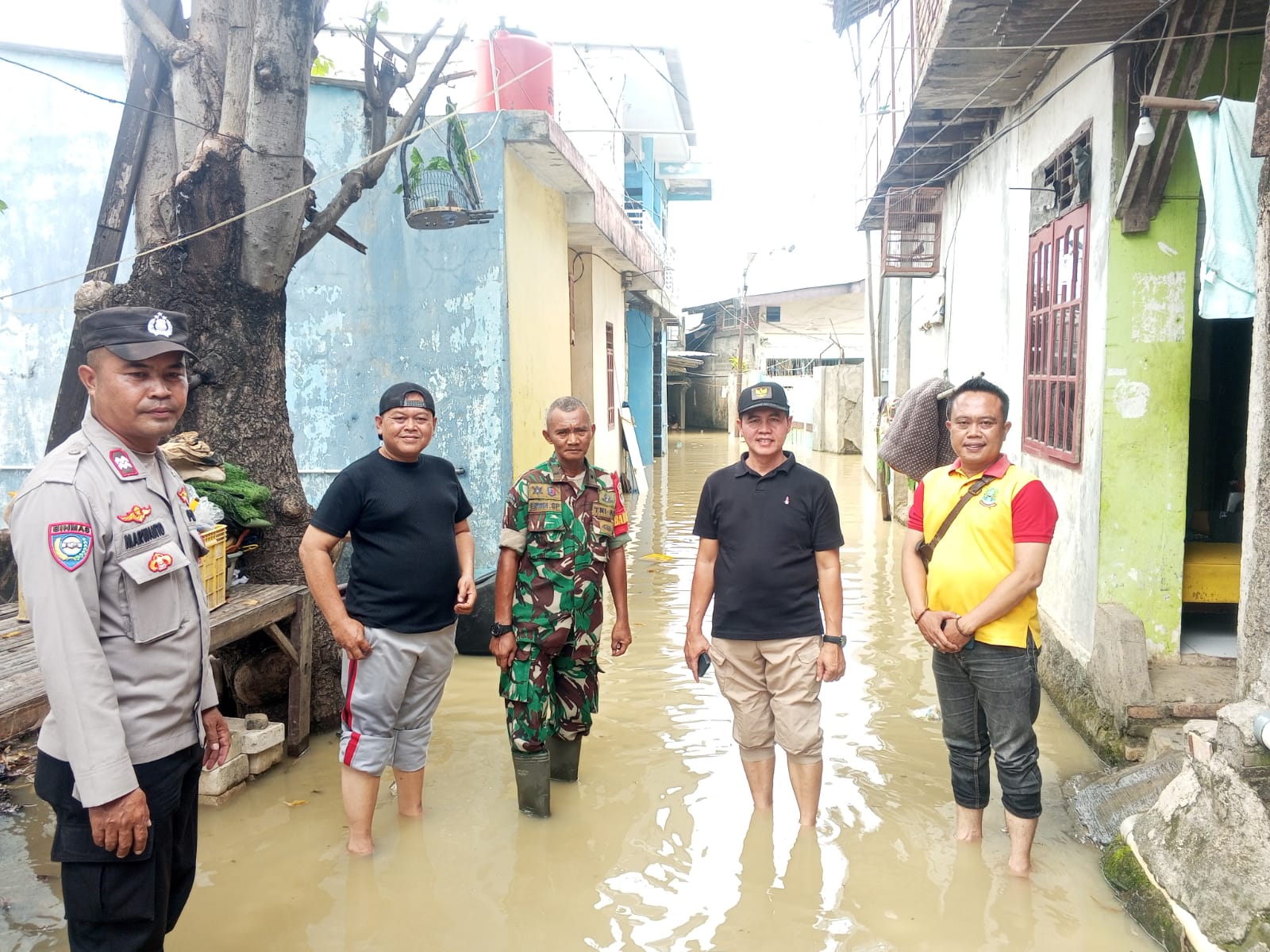 Lurah Teluk Pucung, Ismail Marjuki meninjau lokasi banjir di Kampung Lebak akibat luapan Kali Bekasi, Sabtu (10/5/2025).