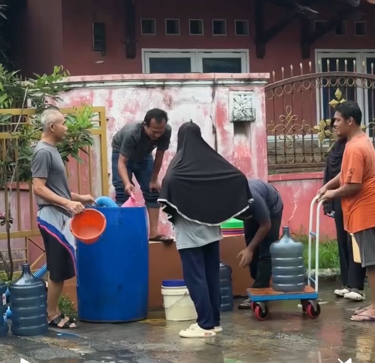 Warga Perumahan Mangun Jaya Indah 2, Tambun Selatan, Kabupaten Bekasi, mengalami krisis air bersih menyusul kebocoran jaringan distribusi air milik Perumda Tirta Bhagasasi sejak Rabu (7/5/2025).