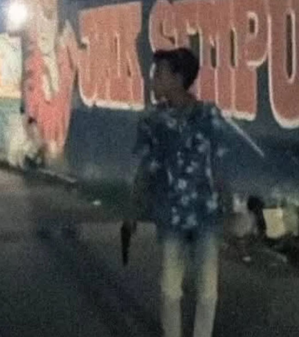 Pria yang membawa senpi mainan saat ada iring iringan Suporter Persib Bandung di Cikarang