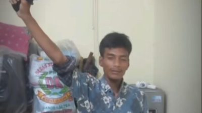 Pria yang membawa senpi mainan saat ada iring iringan Suporter Persib Bandung di Cikarang