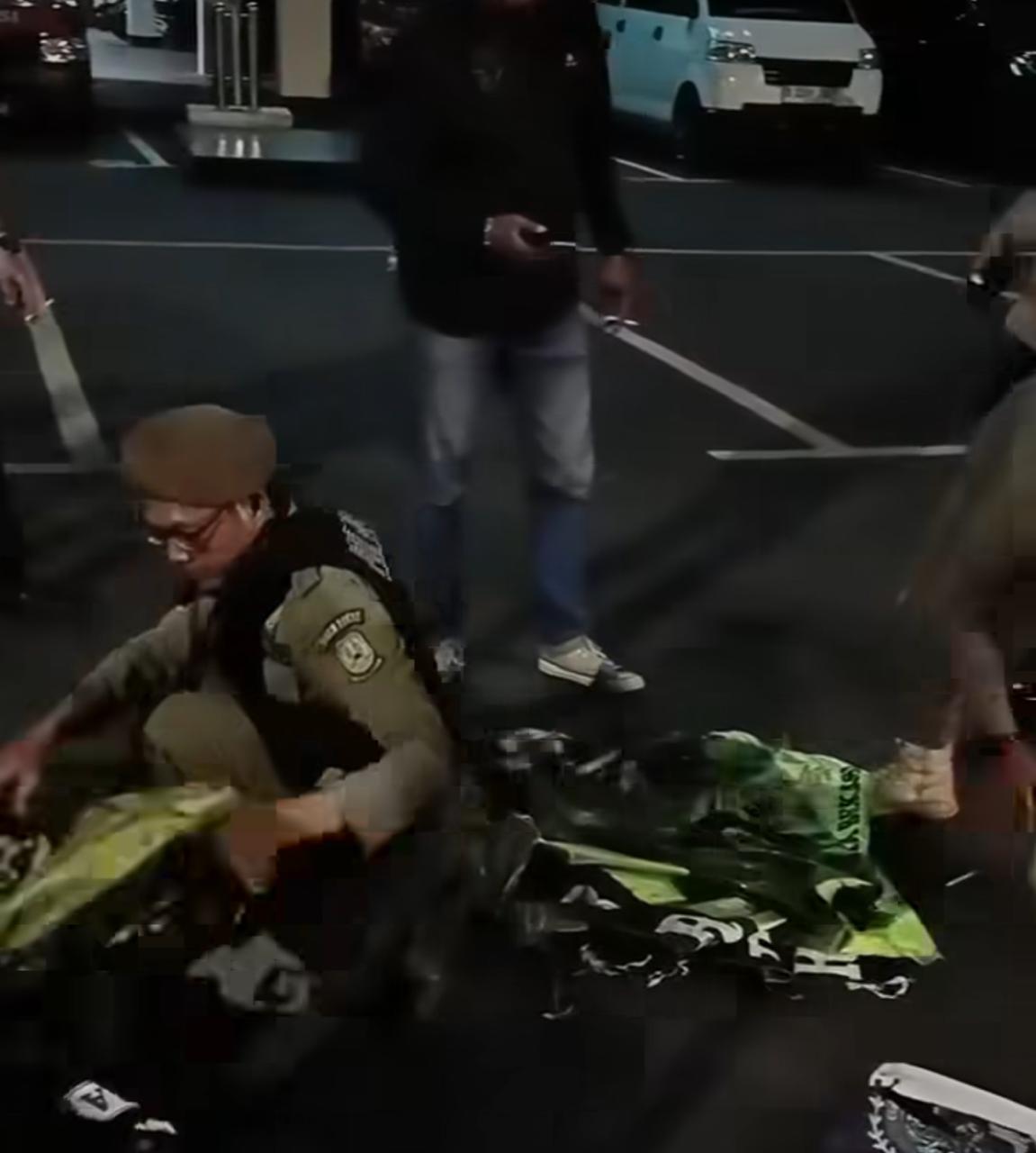 Kota Bekasi - Petugas Gabungan dari Satpol PP, TNI/Polri menertibkan atribut Ormas yang ada di Kota Bekasi.