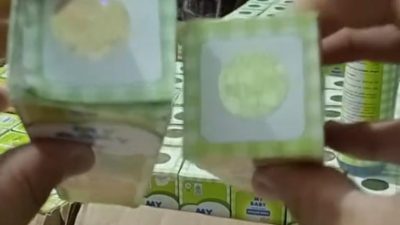 Kabupaten Bekasi - Cara Bedakan Minyak Telon Asli dan Palsu. Asli (hologram kekuningan) sedangkan palsu (hologram kehijauan). Foto: Gobekasi.id