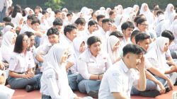 Kota Bekasi - Kelulusan siswa kelas XII SMAN 1 Bekasi yang digelar di lapangan utama sekolah, pada Rabu (14/5/2025).